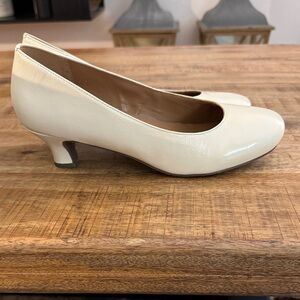 Array Flatter Cream Crinkle Patent Leather Women's Heels pumps size 10 NWT BOX
